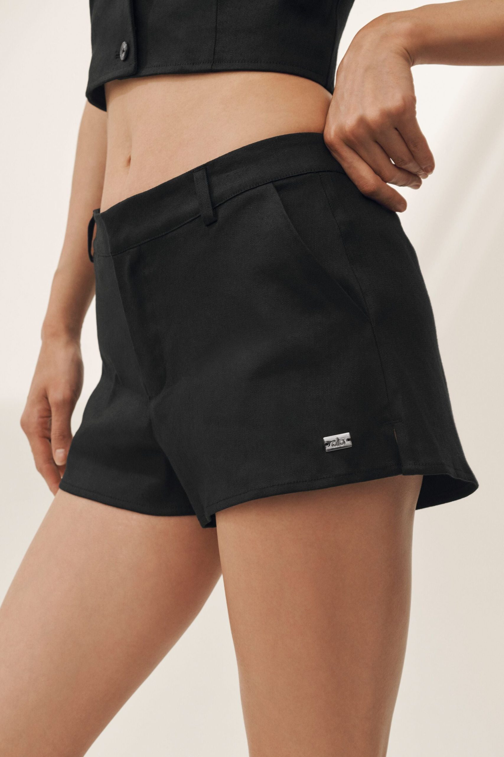 Linen Blend Low-Rise Riviera Trouser Short - Black - Image 2